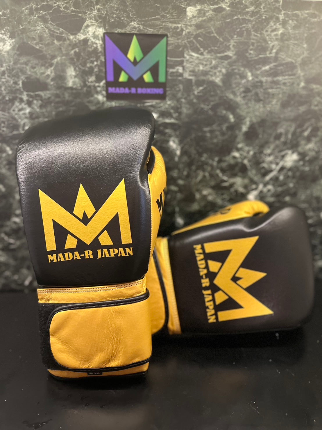 Mada-R 拳套 黑色&金色配色(16oz)